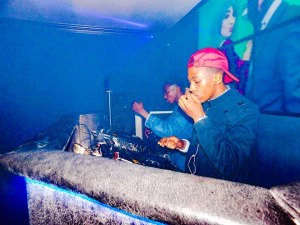 Dj Toolz & Dj Bongzin - Suicide (uYeyeni Bo)