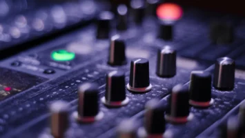 How to Mix Amapiano Tracks Seamlessly (Advanced DJ Techniques)